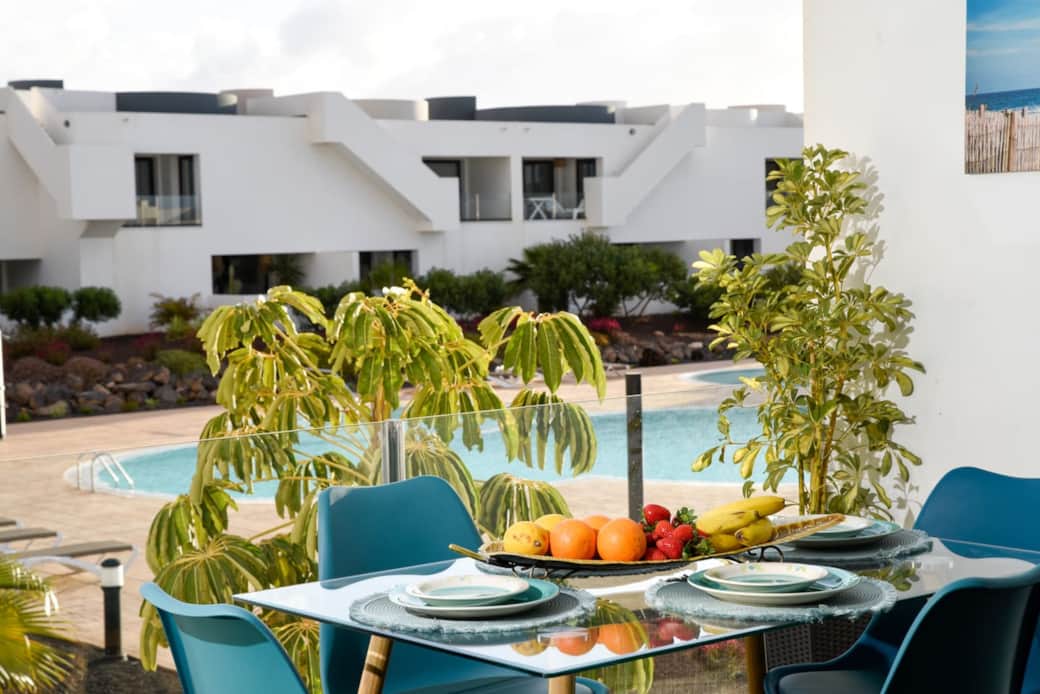 Balcón comedor conTerraza privada y agradables vistas a la piscina y jardines del complejo. 