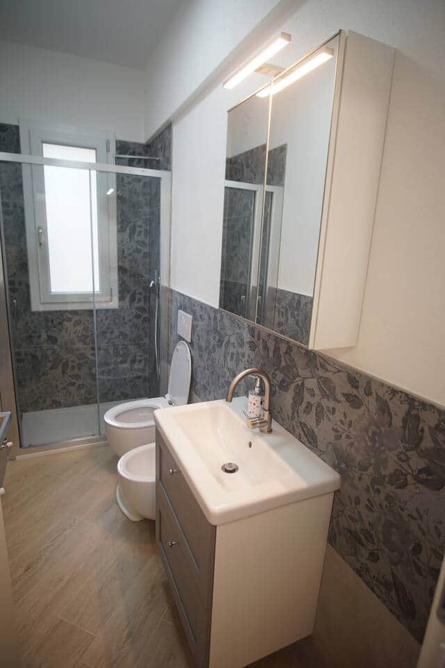 Bagno funzionale con doccia e bidet, curato nei dettagli Bagno funzionale con doccia e bidet, curato nei dettagli
