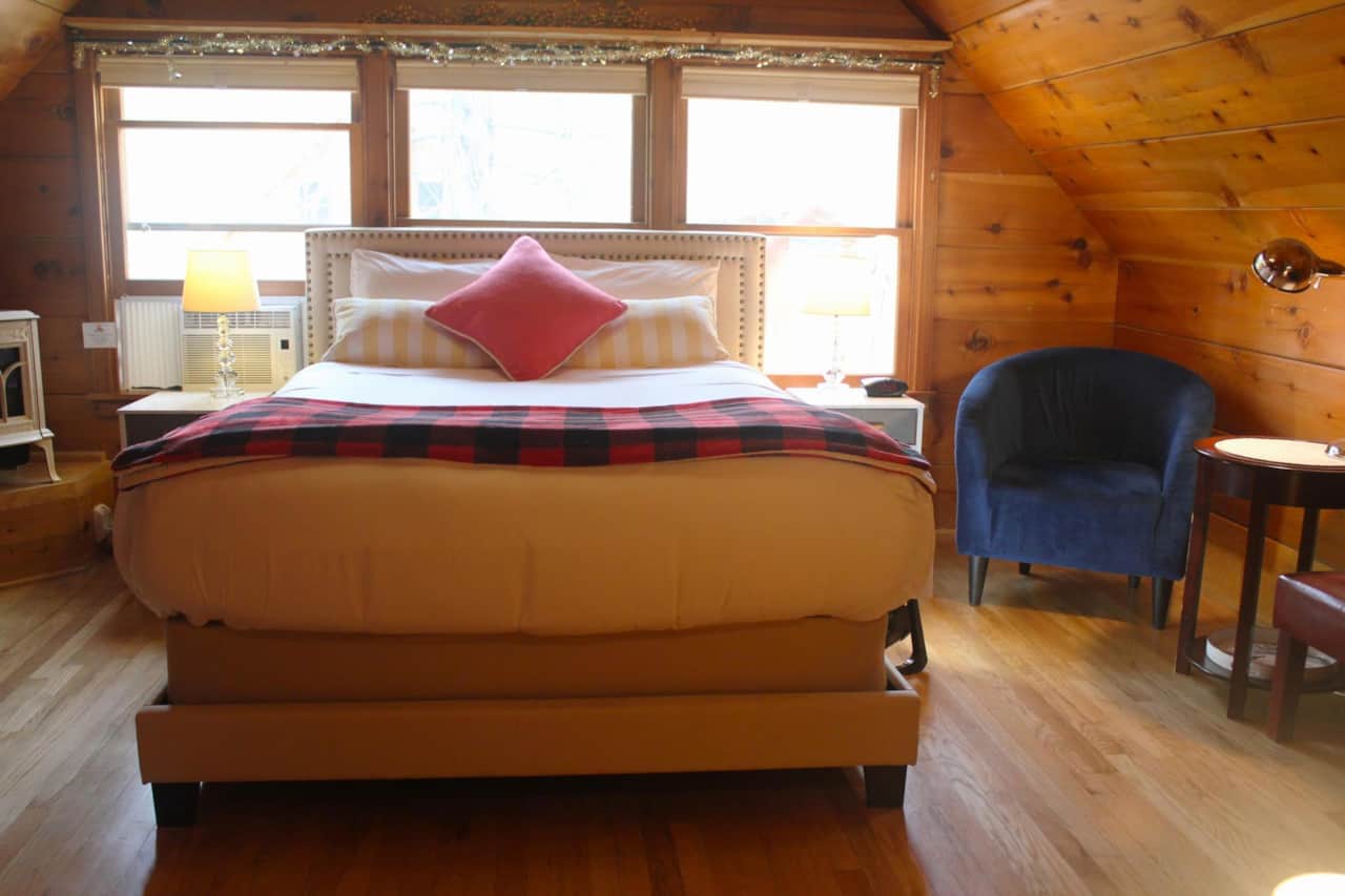 Deluxe Dogwood Queen Suite