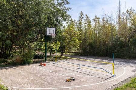 Pista privada de baloncesto-minitenis-badminton con pelotas y 8 raquetas disponibles. Pista privada de baloncesto-minitenis-badminton con pelotas y 8 raquetas disponibles.