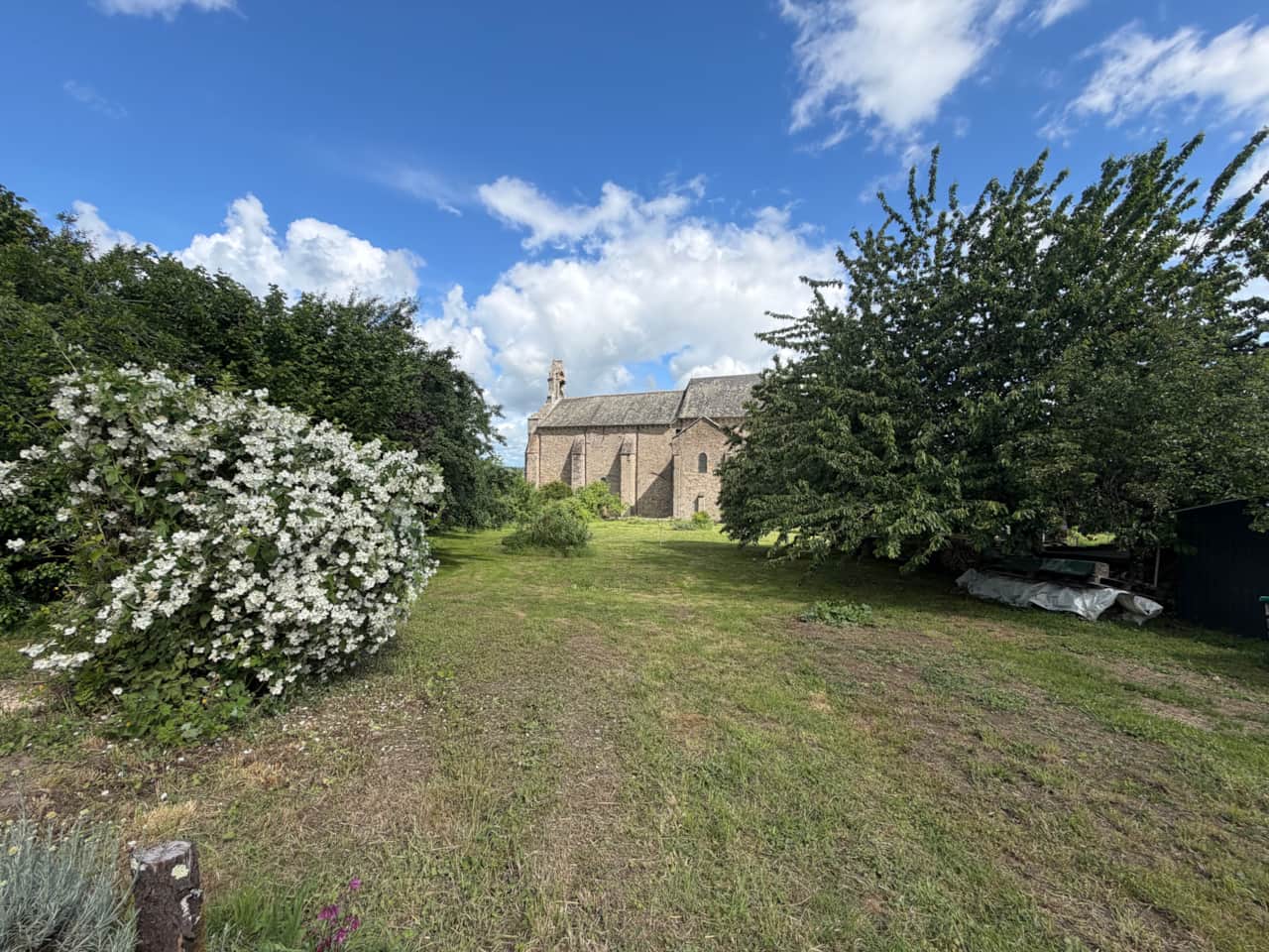 Jardin et abbatiale