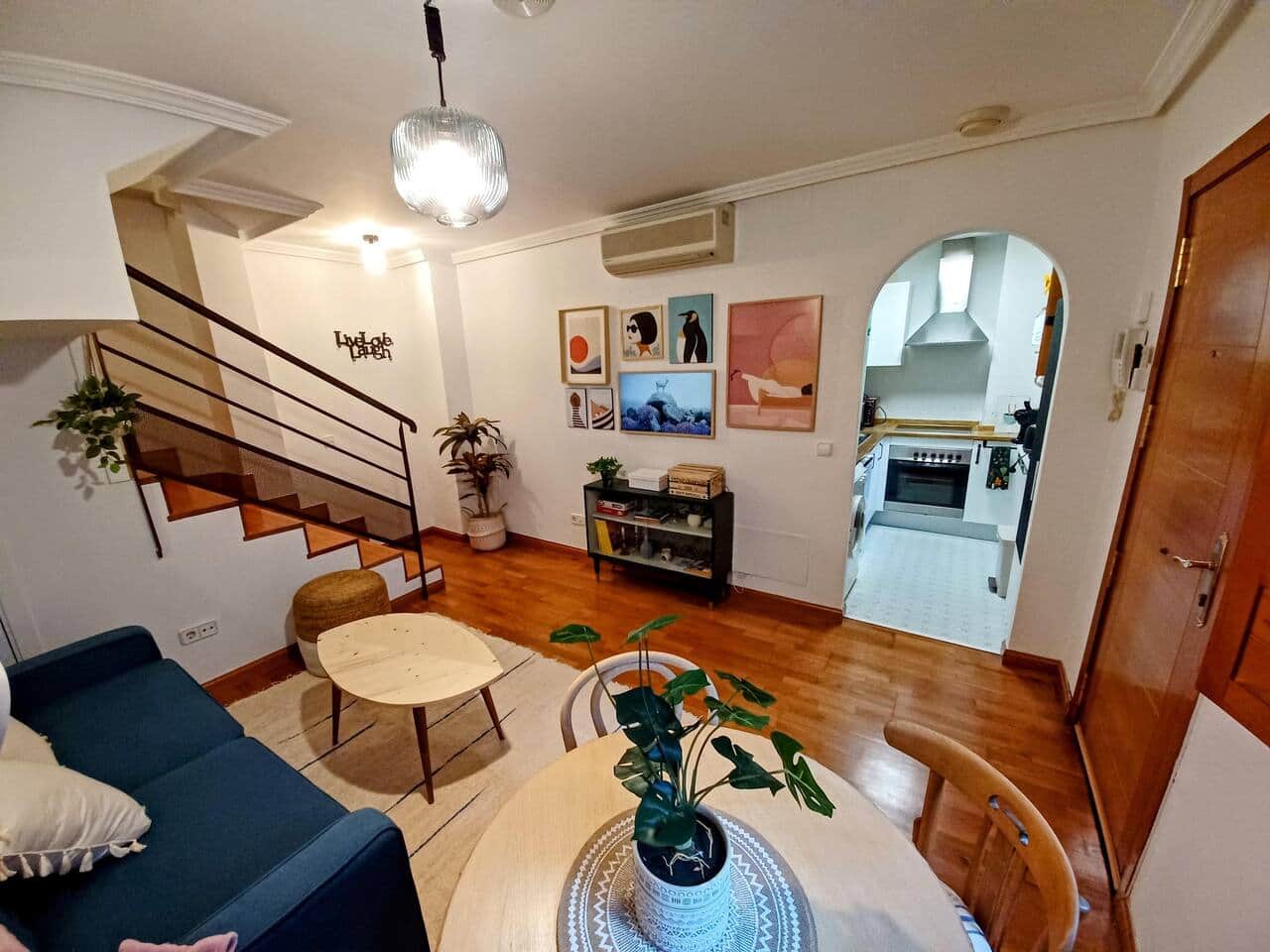 Salón comedor con escalera y acceso a la cocina