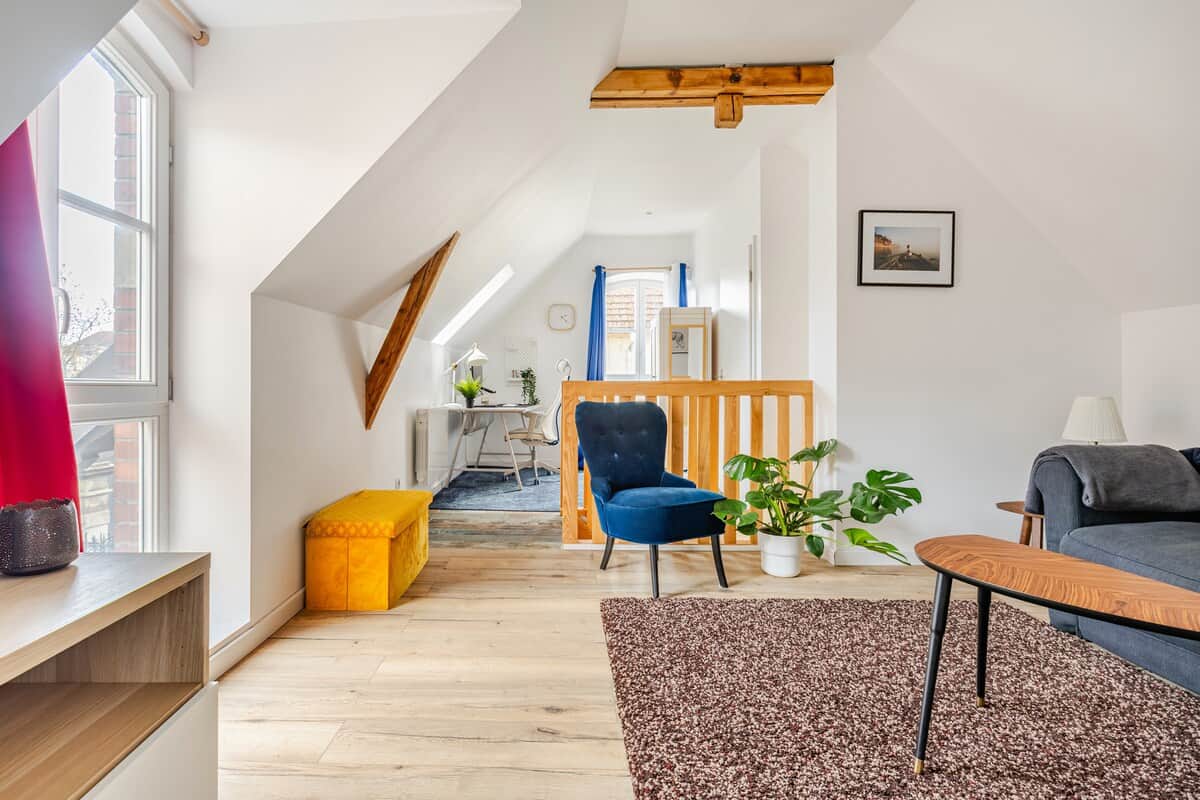 A l'étage, un grand espace de vie, avec un espace bureau, un salon et une chambre
