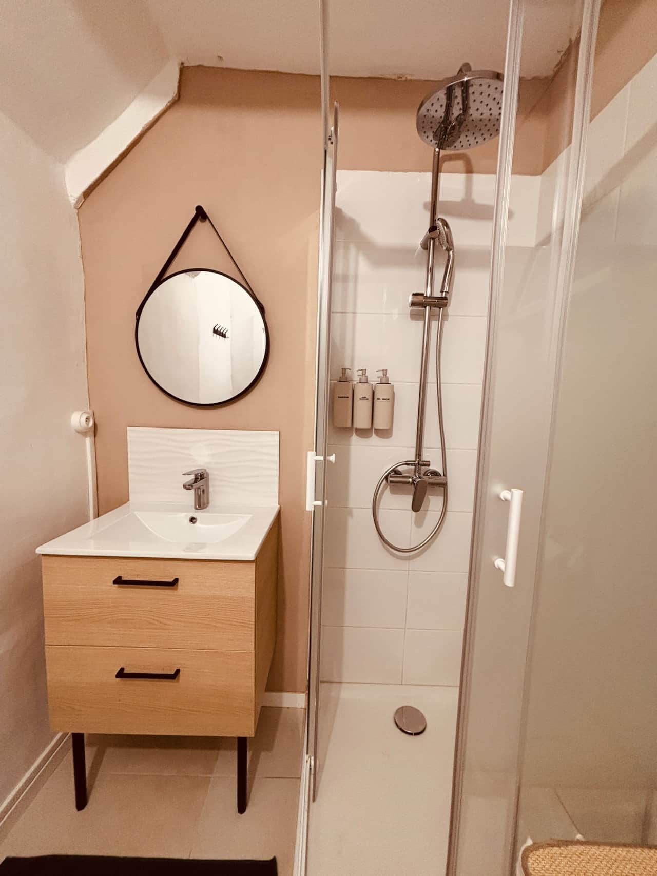 Salle d'eau avec produits de bain inclus