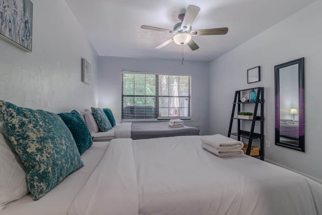 0. Queen bed and double bed. Fits 4 people