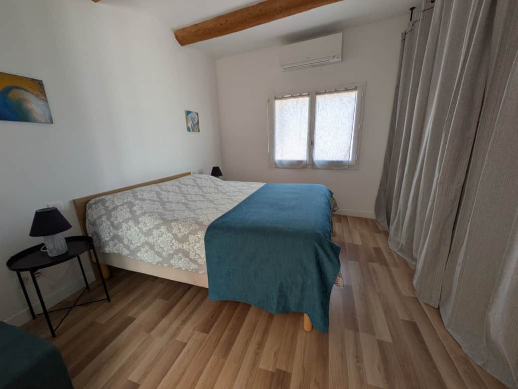 Chambre climatisée avec lit Queen Size 160x200 cm
