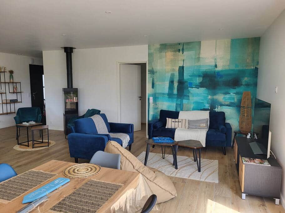 Coin salon détente avec poêle à bois dans la grande pièce de vie de 55 m². Coin salon détente avec poêle à bois dans la grande pièce de vie de 55 m².