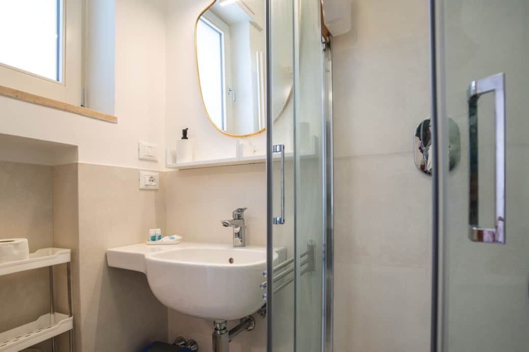 Bagno esclusivo della seconda camera matrimoniale organizzato con doccia, lavandino, water. Bagno esclusivo della seconda camera matrimoniale organizzato con doccia, lavandino, water.