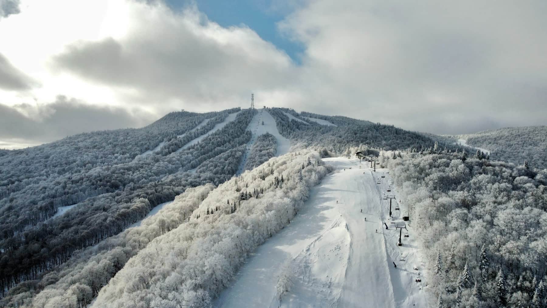 Le sommet du mont Tremblant en hiver