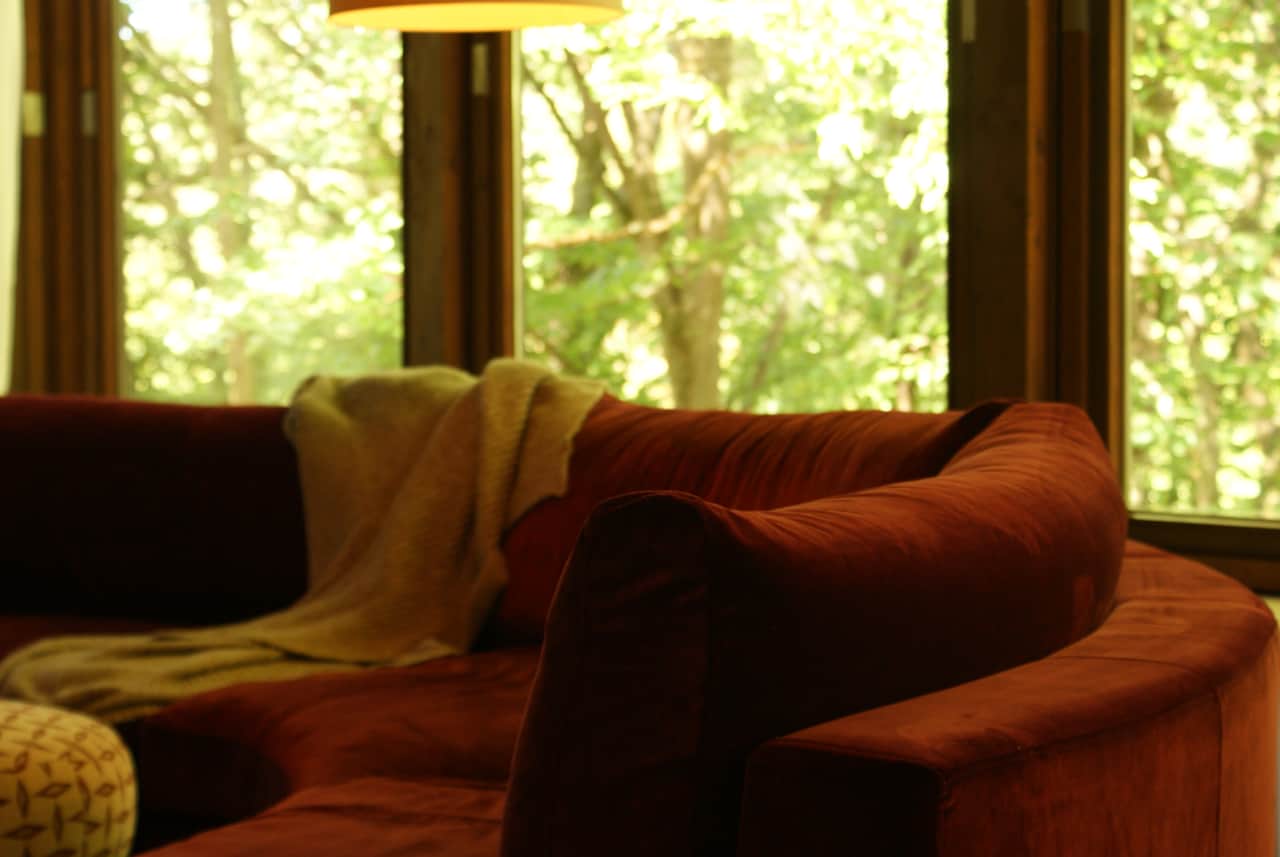 Sofa mit Blick ins Grüne