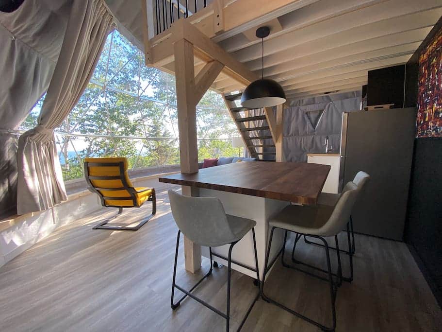 Nos dômes offrent un bel espace de vie immergé en pleine nature.