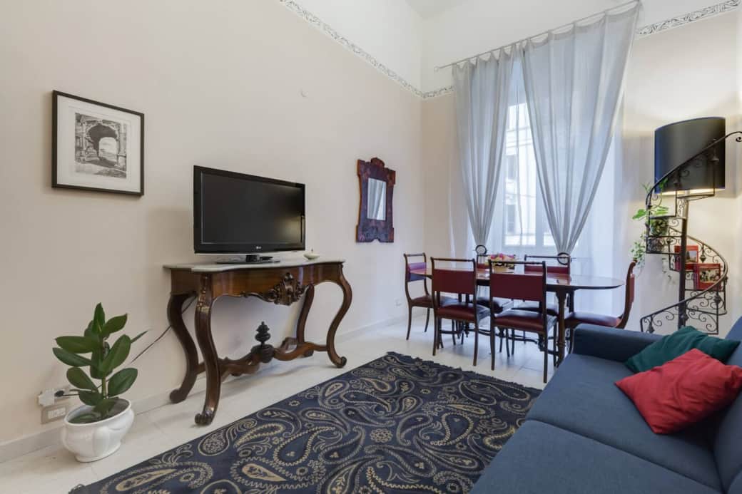 La luminosa atmosfera del soggiorno e della sala da pranzo per un grande relax. Con smart-TV e una magnifica biblioteca! Le grandi finestre si aprono su via Ottaviano. Restare affacciati è un piacevole passatempo rilassante!
La luminosa atmosfera del soggiorno e della sala da pranzo per un grande relax. Con smart-TV e una magnifica biblioteca! Le grandi finestre si aprono su via Ottaviano. Restare affacciati è un piacevole passatempo rilassante!