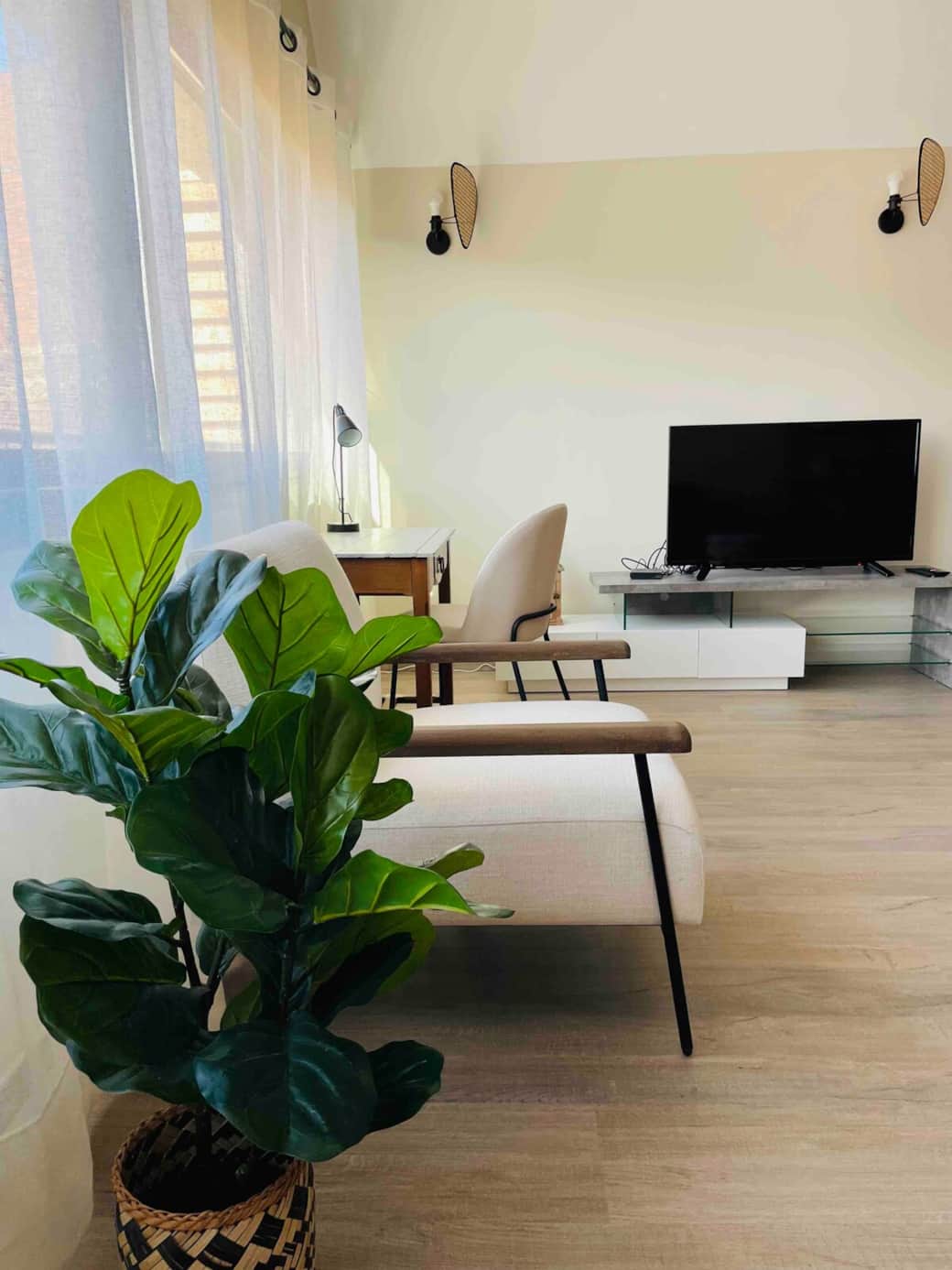 Salon et coin bureau