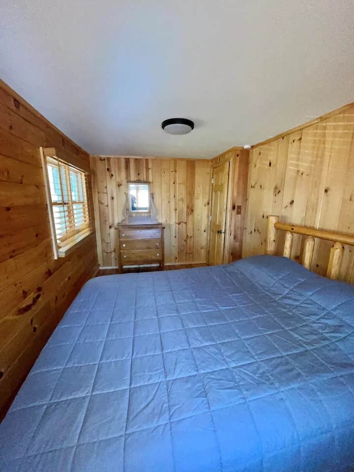 Bedroom 2  w/queen bed