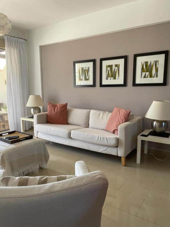 Contemporary lounge