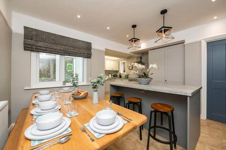 Spacious Dining Kitchen 