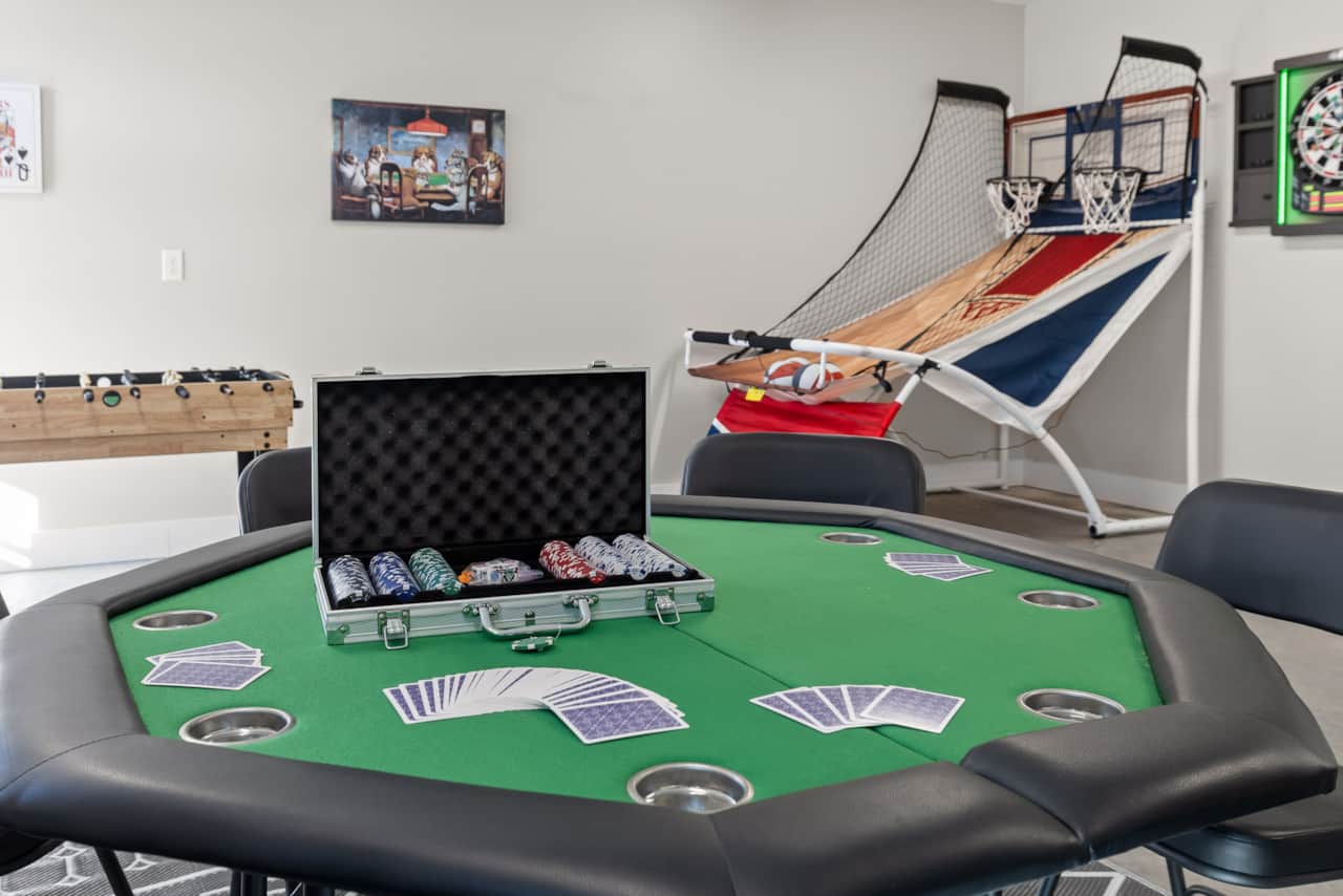 🏡The Owl’s Hollow🏡 Game Room with Card Table, PAC-MAN, Darts, Basketball, Foosball, Pool etc