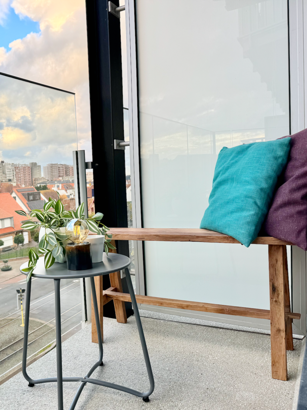 Het terras heeft ook een bankje Het terras heeft ook een bankje