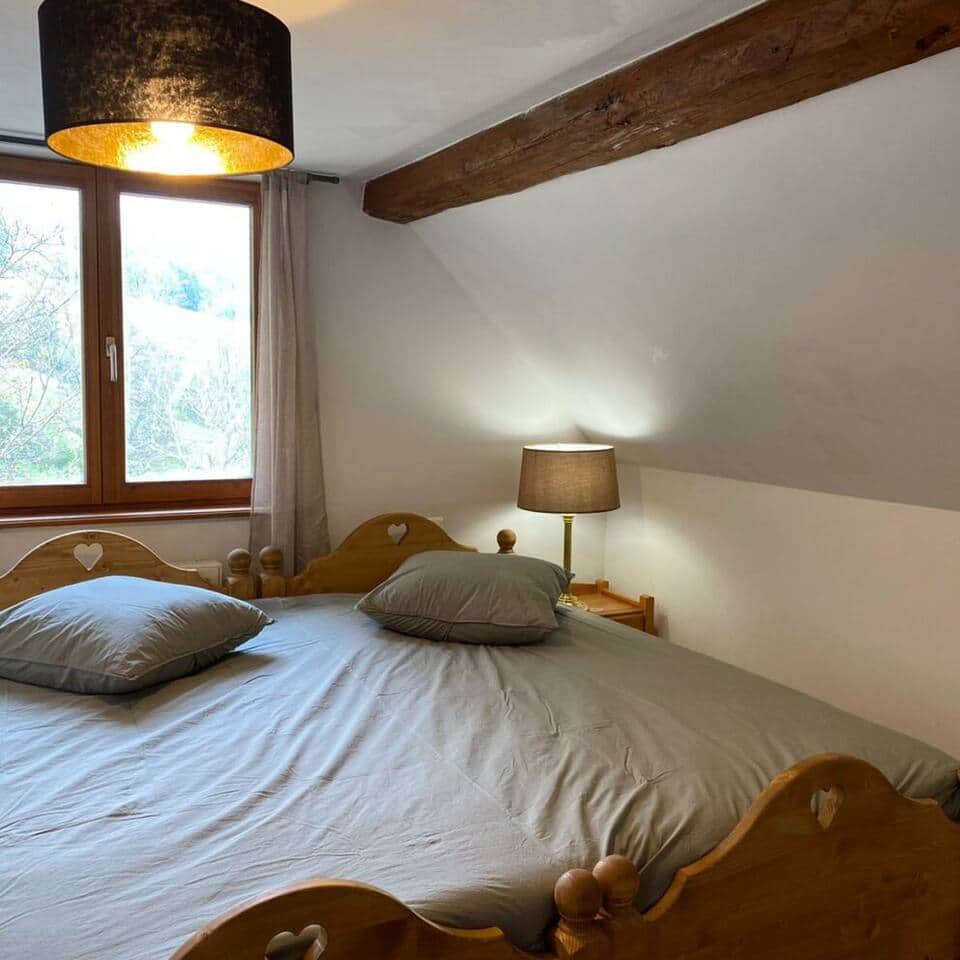 Schlafzimmer 2 Betten 90x200 - Kleiderschrank und Stuhl