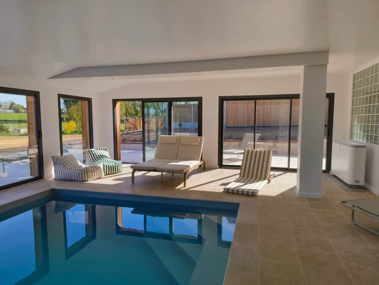 Entrée de la piscine (marches dans l'angle et banquette)