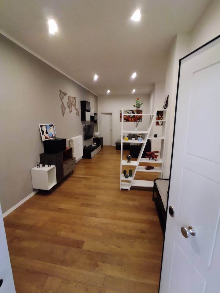 Ingresso con porta blindata e accesso al salotto