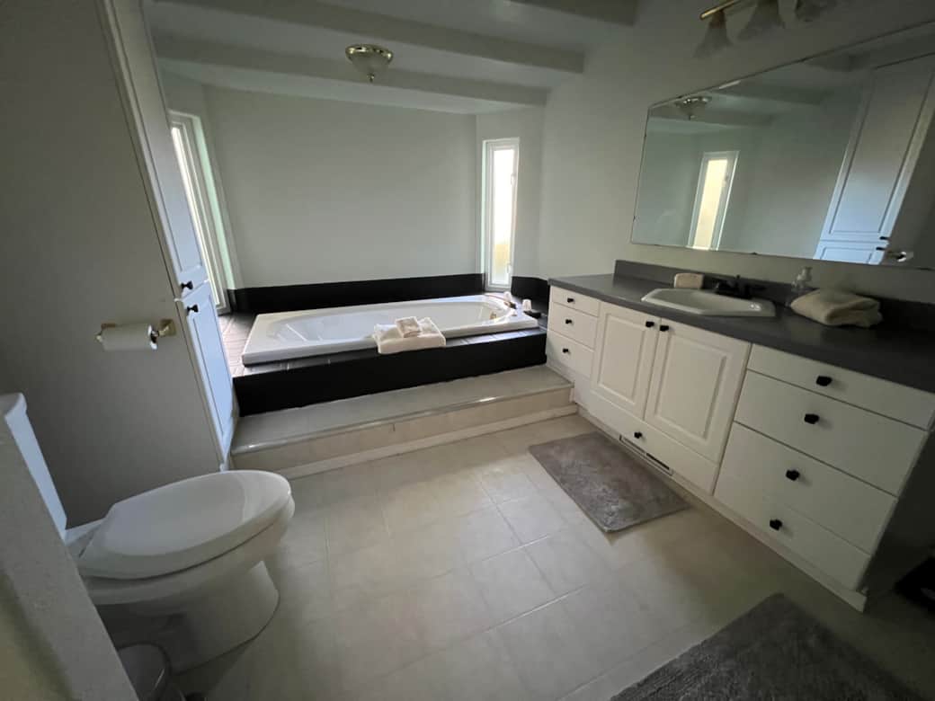 Ensuite bath with jacuzzi tub Ensuite bath with jacuzzi tub