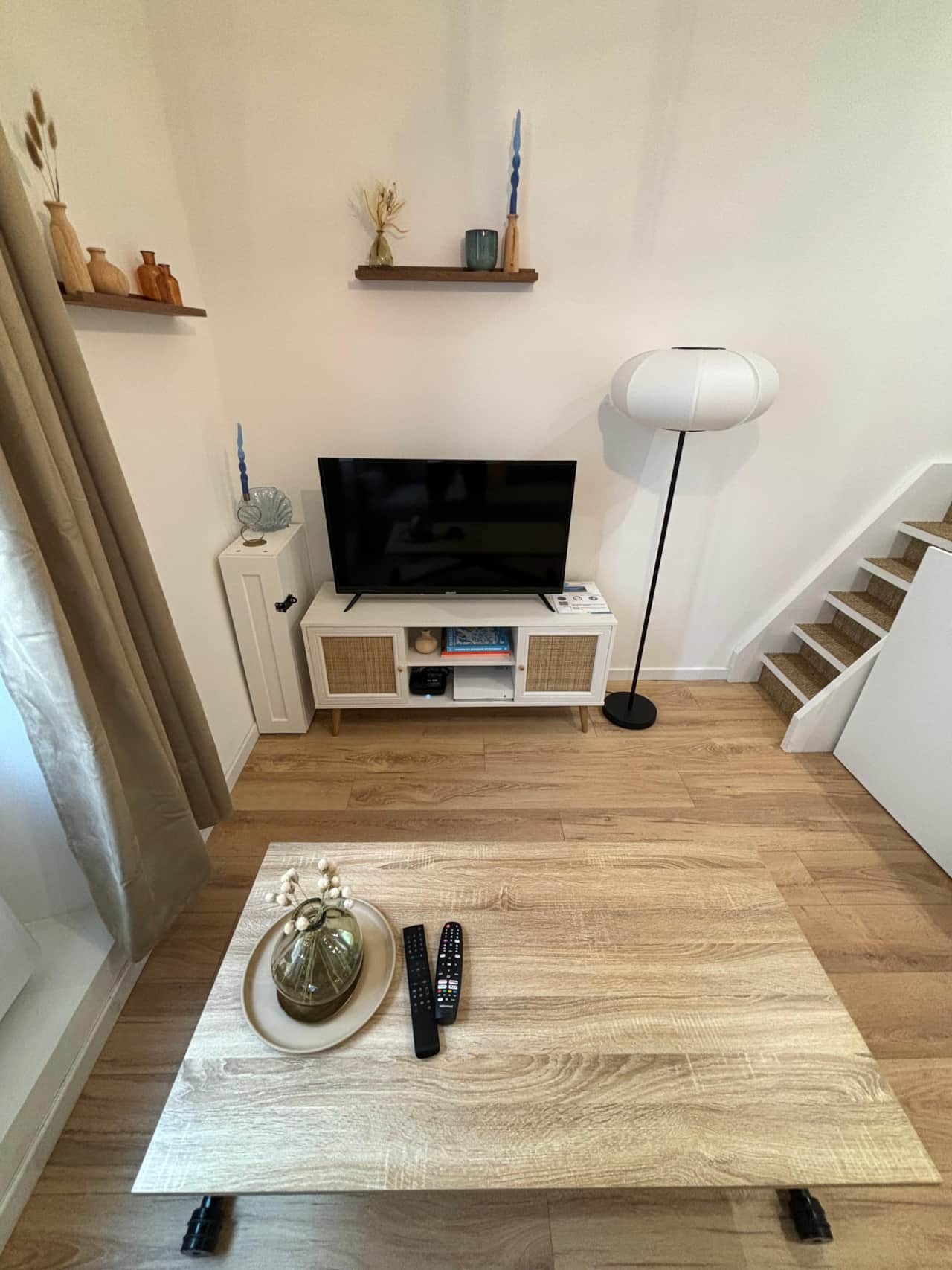 living room, TV, table