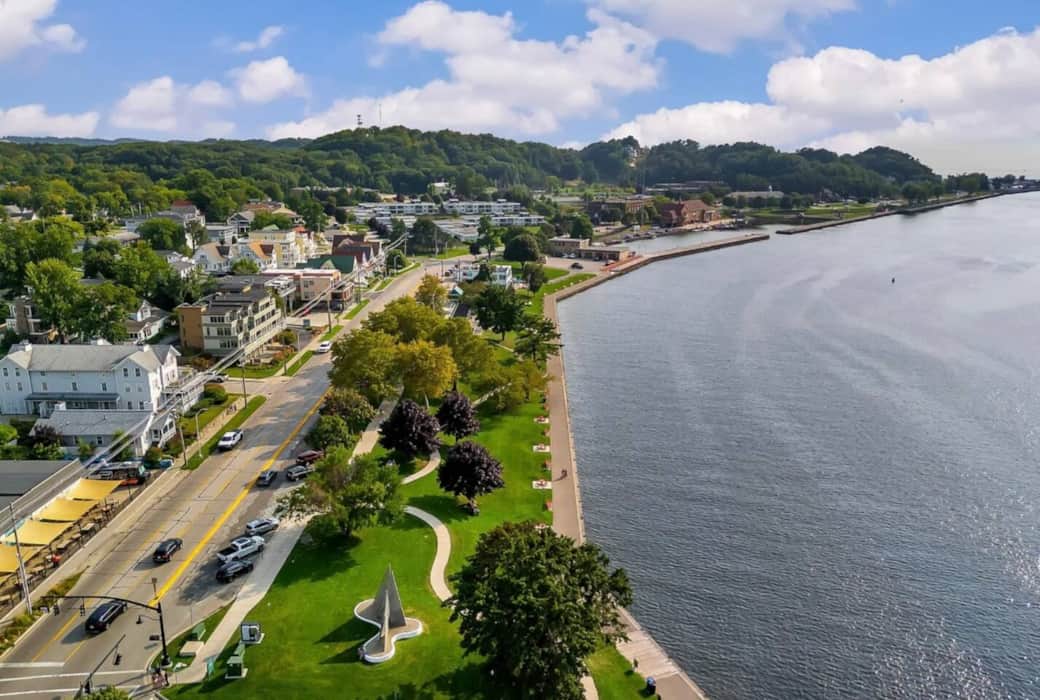 Brezza di Lago is just a 0.9-mile walk along the iconic boardwalk to Grand Haven State Park.
