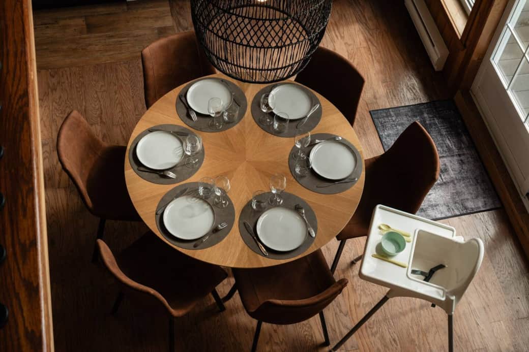 Table à manger pour 6 et chaise haute bébé