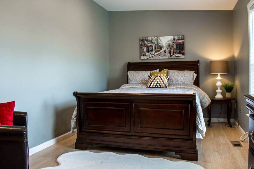 Master bedroom with queen size bed (sleeps 2), area rug and small couch