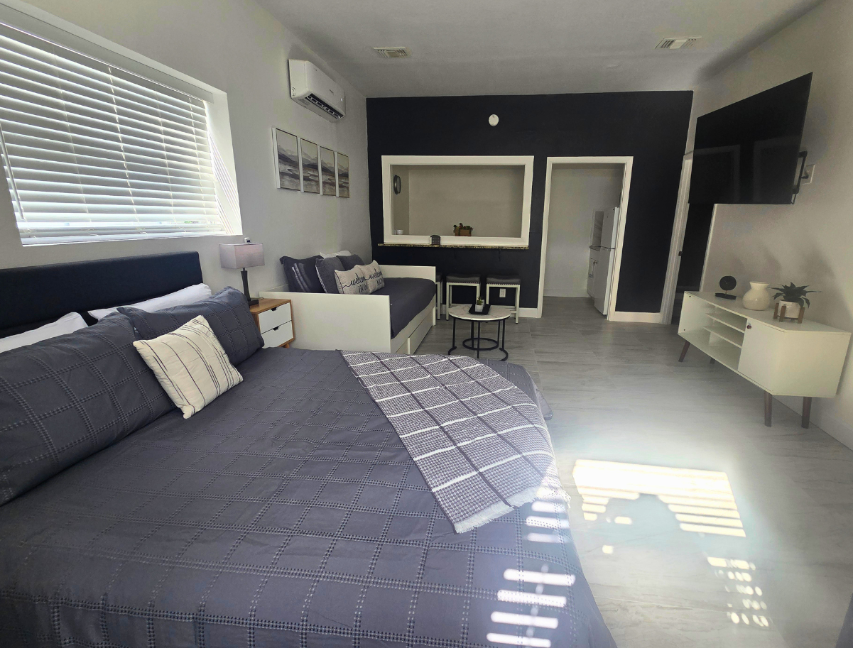 Spacious & cozy studio with a queen bed, sofa bed, full kitchen & private bath. Lakeland, FL