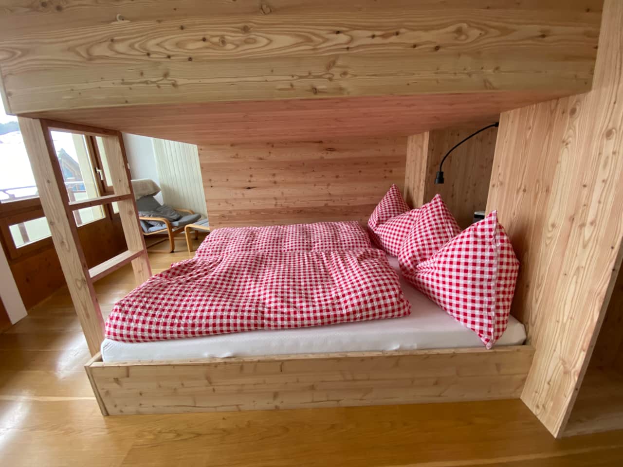 The bedroom in the Titlis Lodge Engelberg is a modern cabin bed made from wood from here