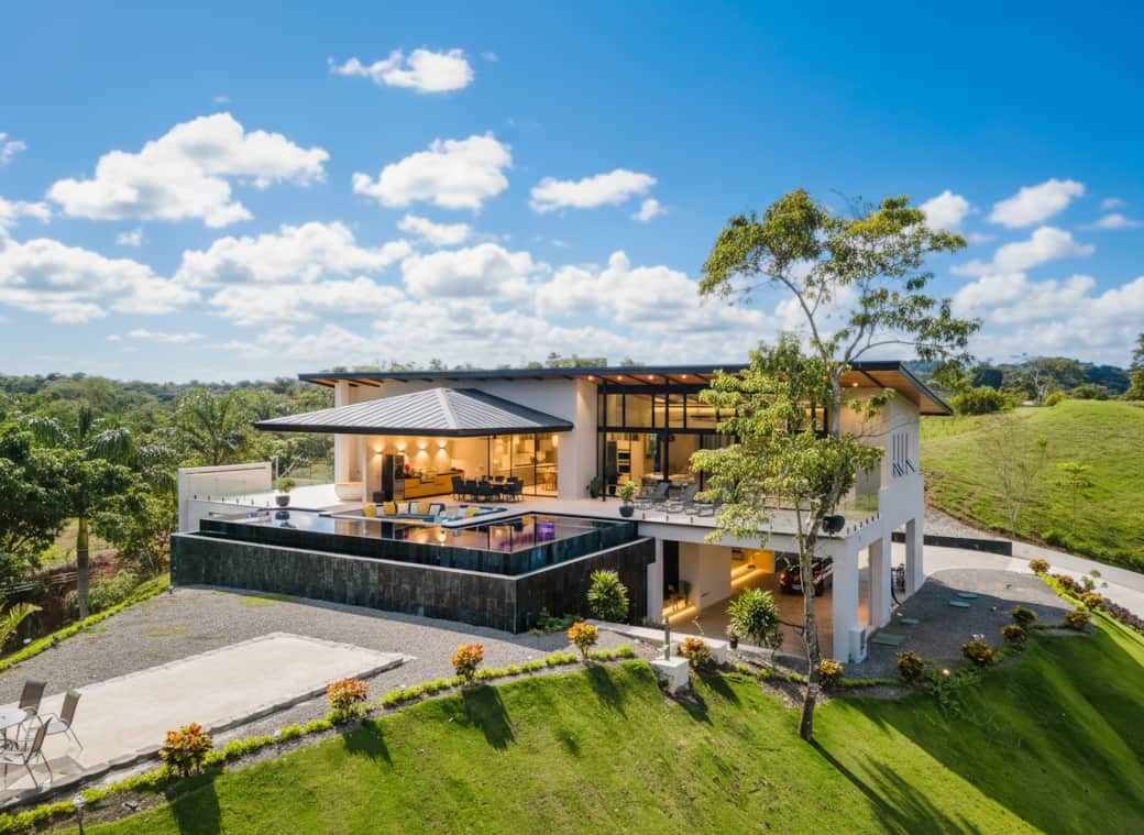 Minutes from Manuel Antonio beaches, restaurants, and attractions Minutes from Manuel Antonio beaches, restaurants, and attractions