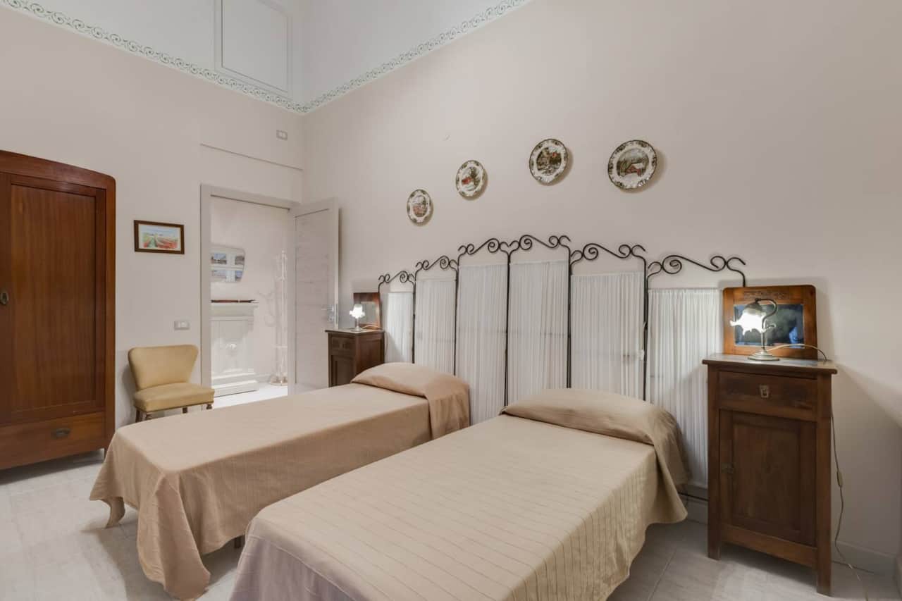 Una camera accogliente dove il silenzio della corte interna favorisce il relax.
