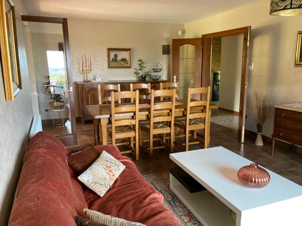 Table for 6 people in the dining room area