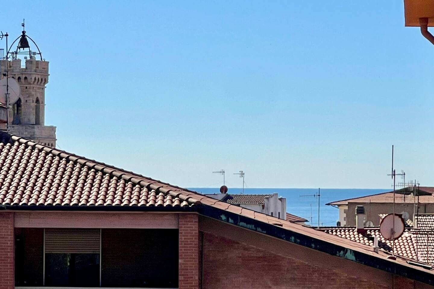 Il balcone panoramico privato, un vero angolo di paradiso affacciato sul mare. Un ambiente esclusivo per godersi un drink al tramonto.