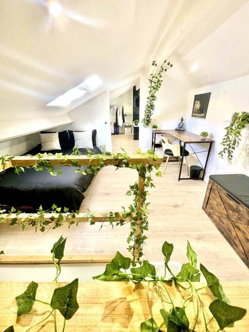 Upstairs bedroom with desk - LOW CEILING