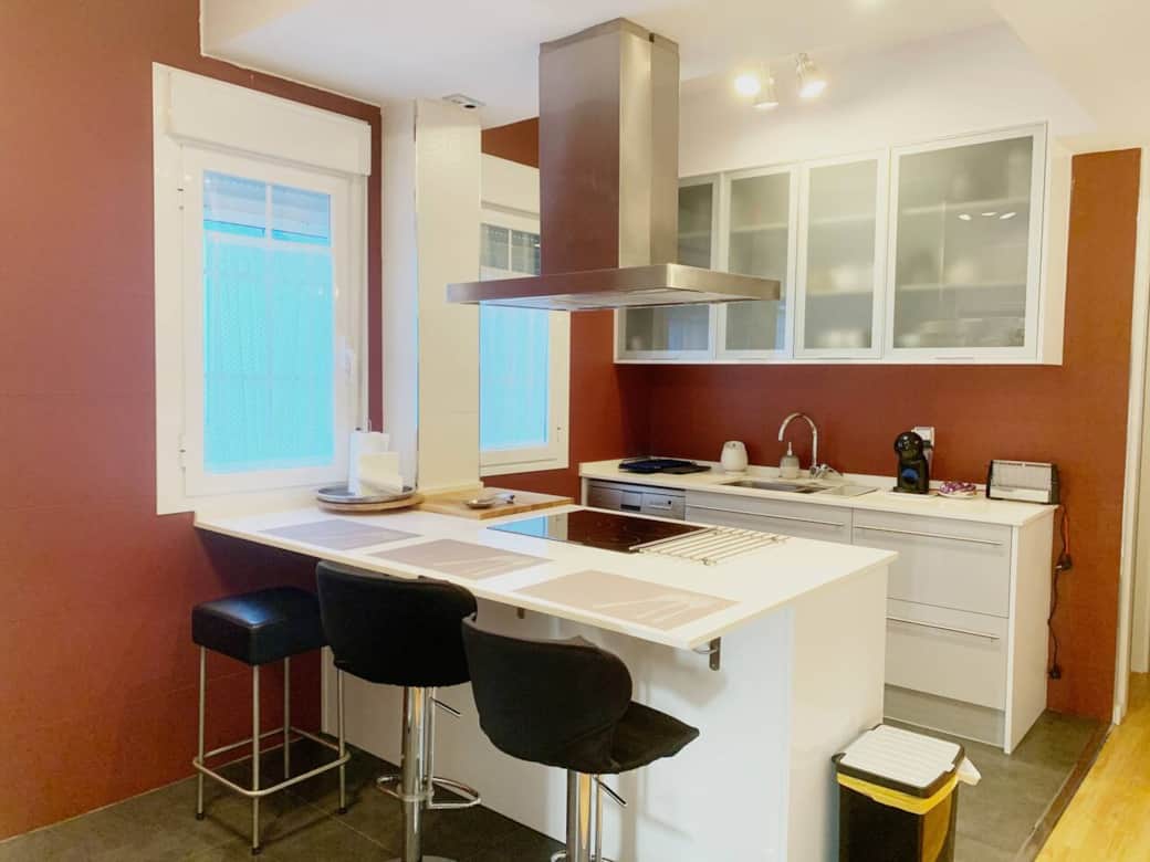 Otra vista desde la cocina. Tenemos cafetera, tostadora, batidora, hervidora, plancha para grill, horno, microondas, nevera, lavavajillas y todo lo que te puedas imaginar. Otra vista desde la cocina. Tenemos cafetera, tostadora, batidora, hervidora, plancha para grill, horno, microondas, nevera, lavavajillas y todo lo que te puedas imaginar.