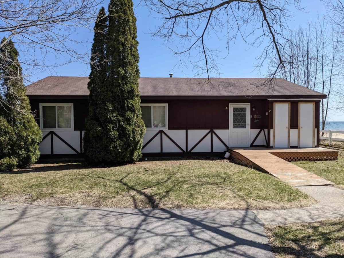 (Surfside 4) 3 BR Beach Front Cottage, Lake Huron Vacation Home in