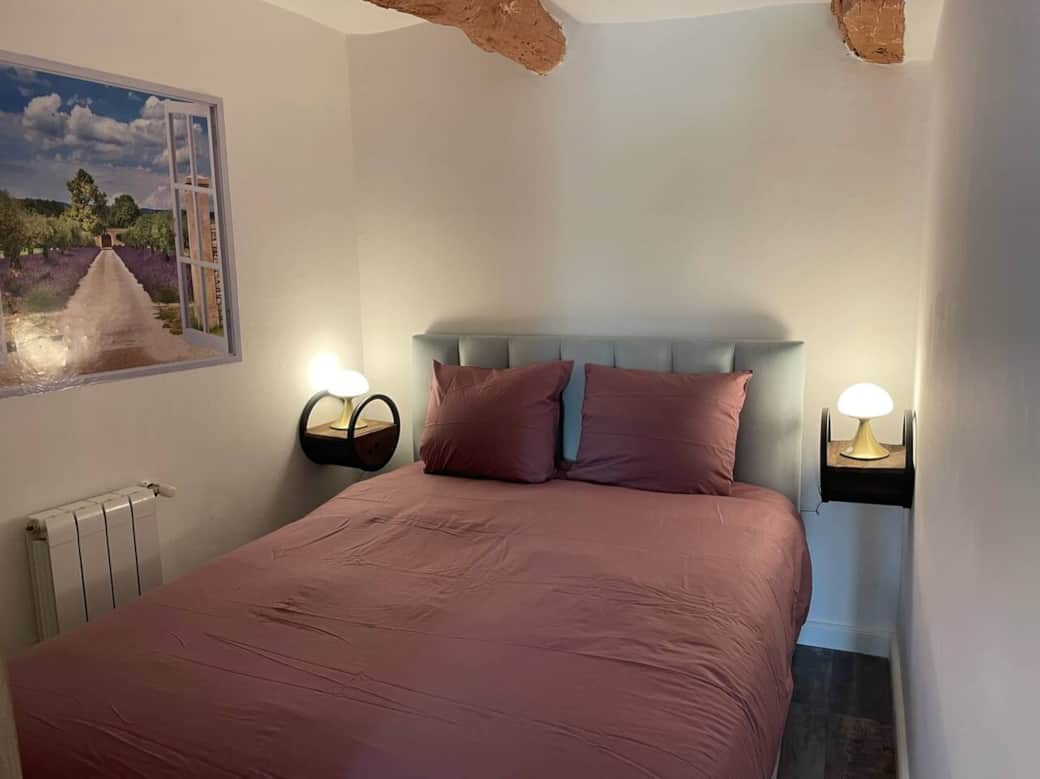 L’Alcove rose est une petite pièce au RDC donnant sur le salon offrant un couchage supplémentaire pour deux personnes. Attention pas de fenêtre dans cette pièce. 