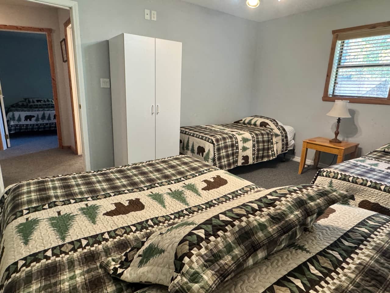 Bedroom 2 (1 queen and 2 twins)
