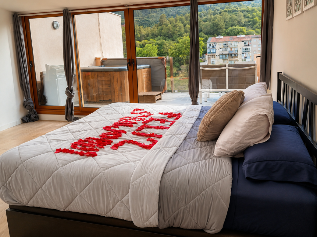 BEDROOM & TERRACE & VIEWS