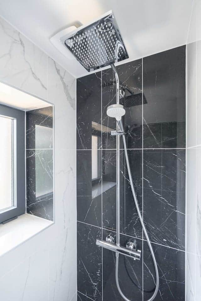 L'espace douche à l'italienne de 140x90 cm.