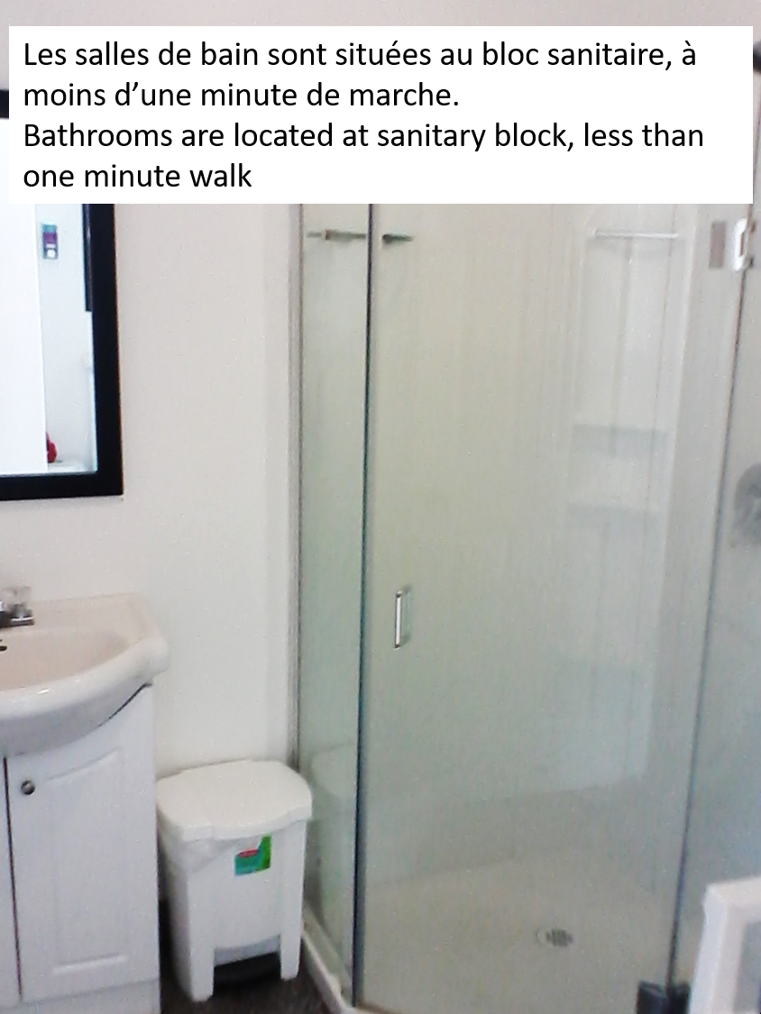 Douches, lavabos, eau chaude et toilettes à une minute de marche