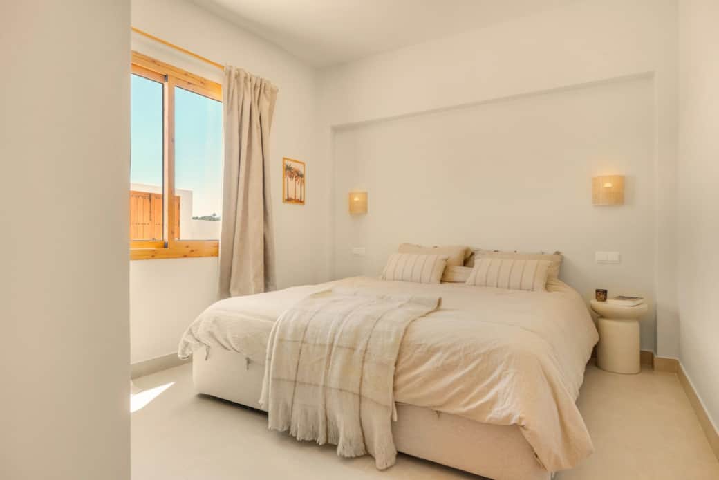 Main bedroom with kingsize bed