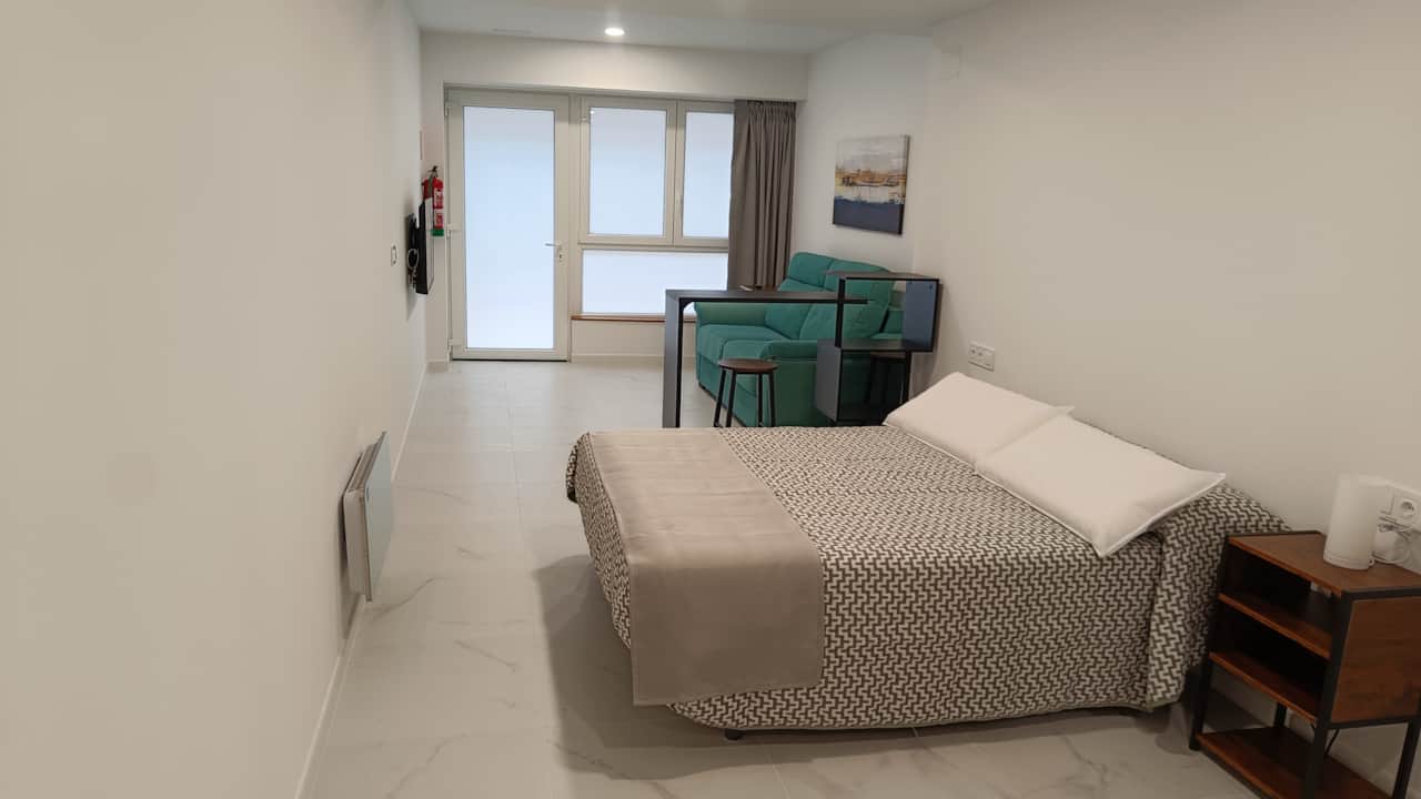 Portada - Habitación luminosa con sofá y ventanales