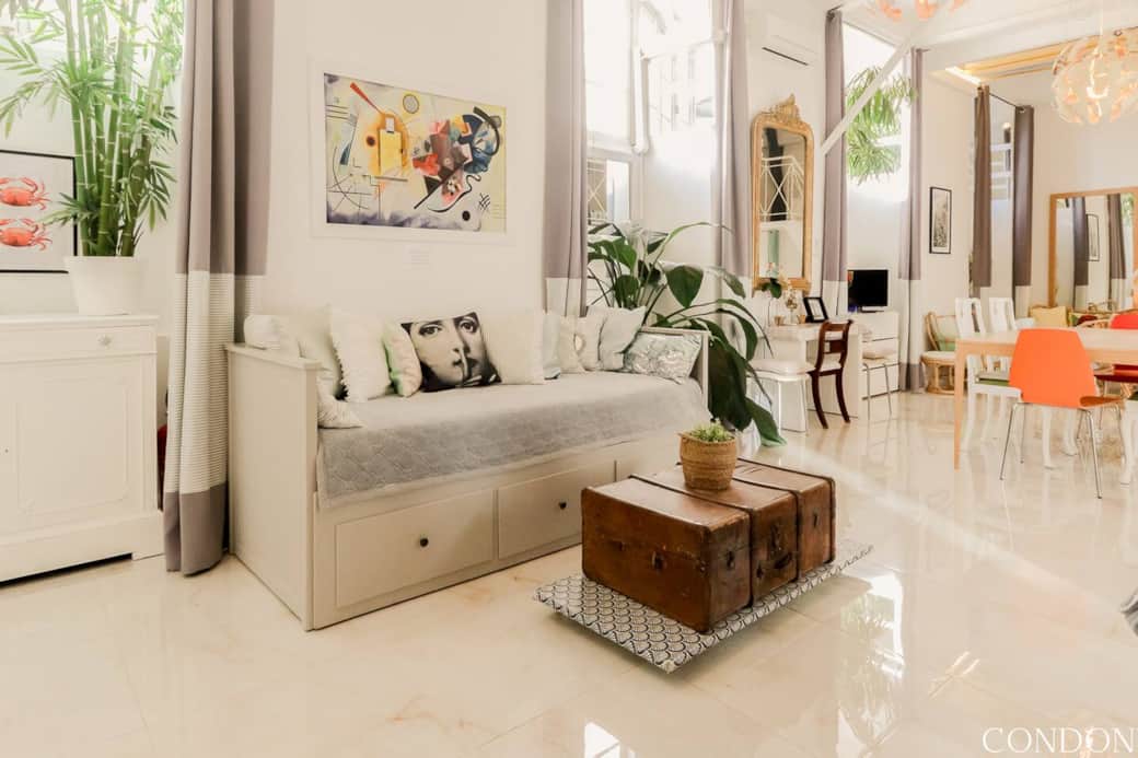 Deuxième salon cathédrale , 4 mètres  de hauteur de plafond. 