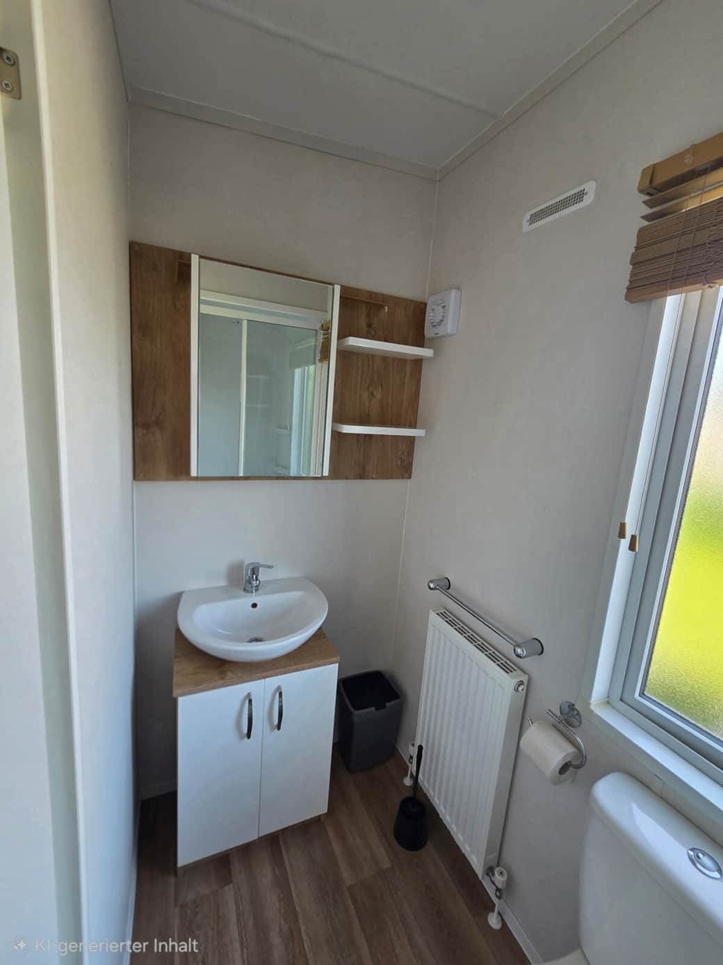 Modernes, lichtdurchflutetes Badezimmer  neben dem Kinder Schlafzimmer mit WC, Dusche, Waschbecken und Fenster – sauber, praktisch und komfortabel.