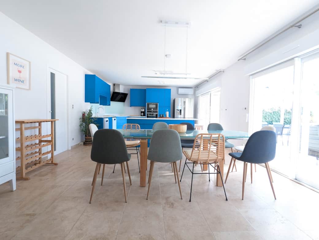 Open plan kitchen and dining