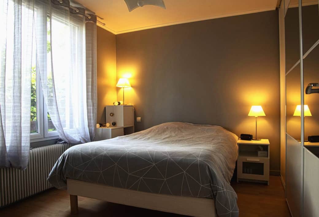 Cette première chambre, située au rez-de chaussée, offre une jolie vue sur le jardin. Une vaste penderie permet de ranger ses bagages. 